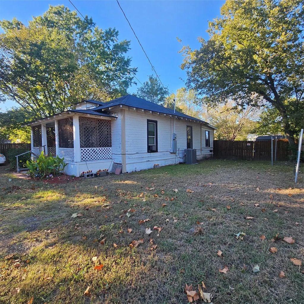 1304 S 5th Street, Bonham