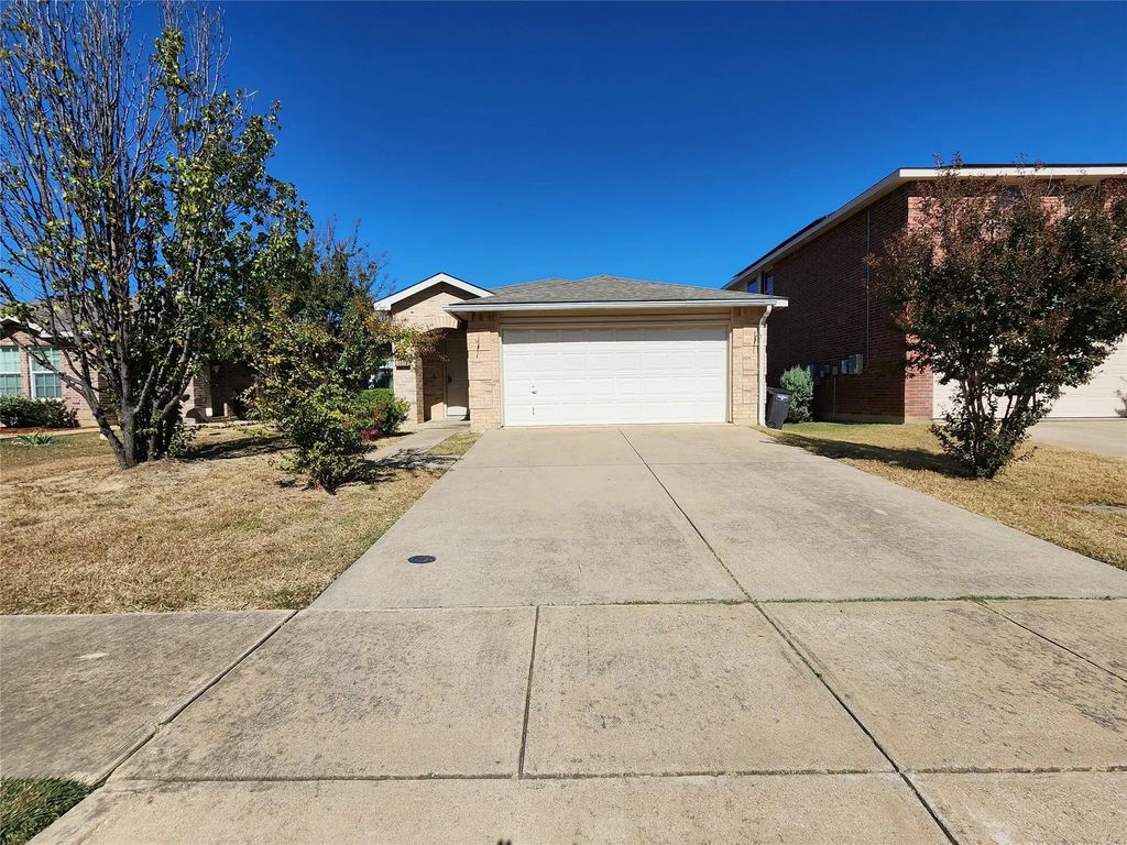 3952 Thoroughbred Trail, Fort Worth