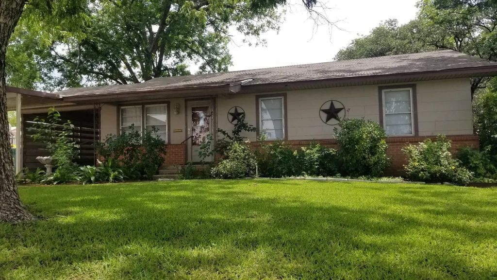 1100 N Houston Street, Comanche