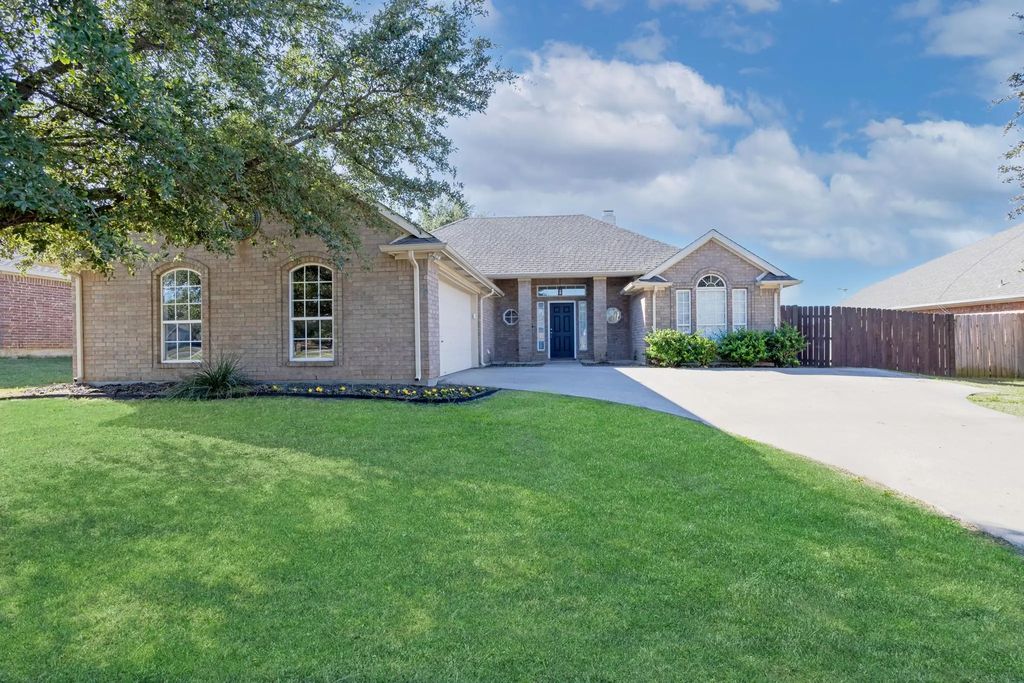 204 Cory Court, Krum