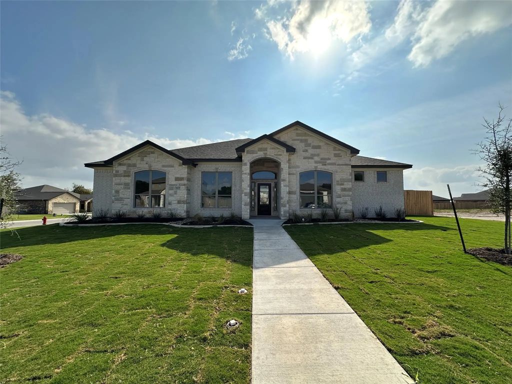 202 Lasso Loop, Lorena