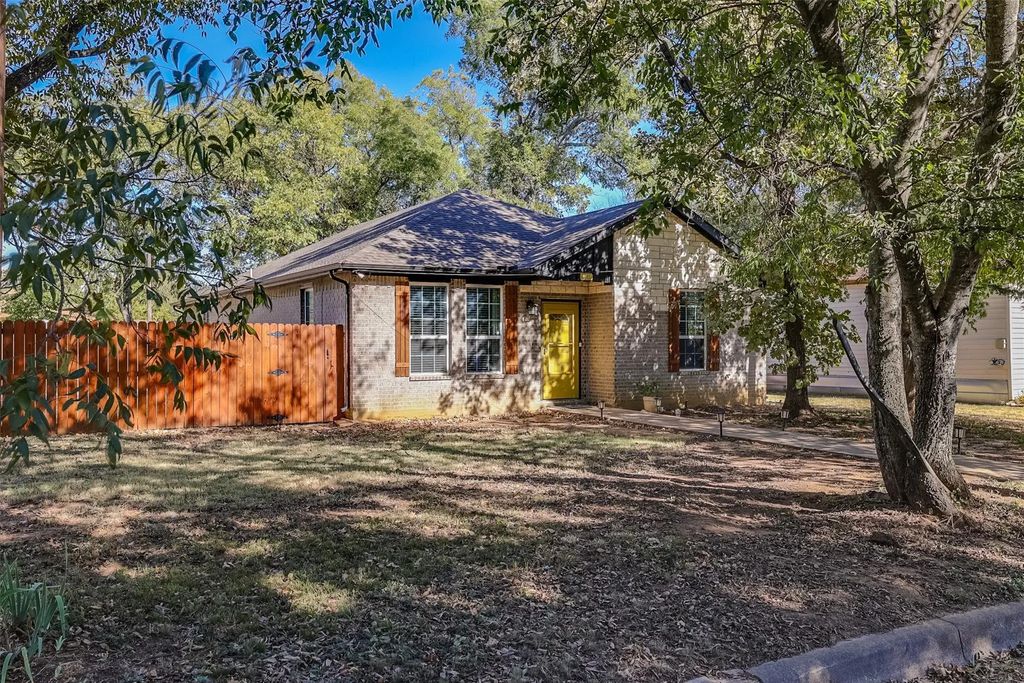 1012 N Robinson Street, Cleburne