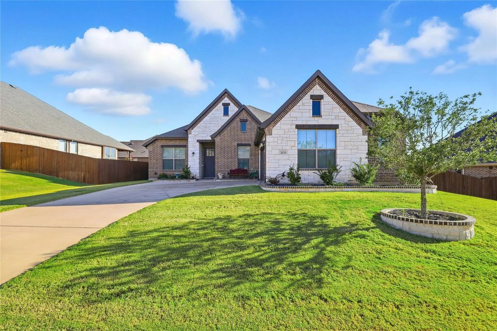 3216 Signal Hill Drive, Burleson