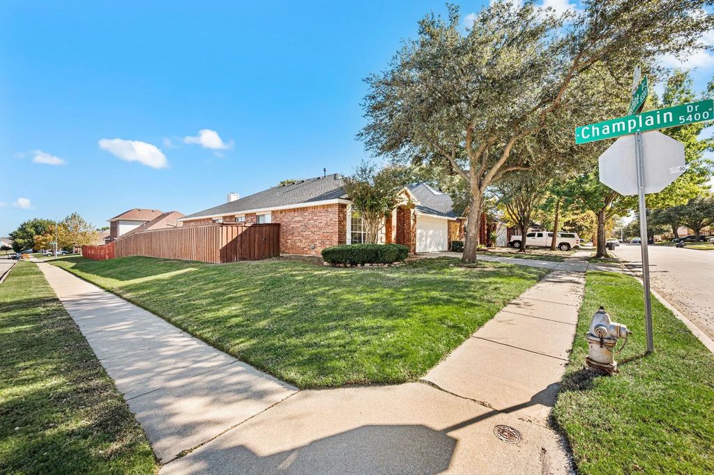 8382 Pipestone Drive, Fort Worth