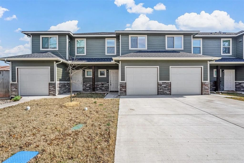 206 Henderson Street, Bonham