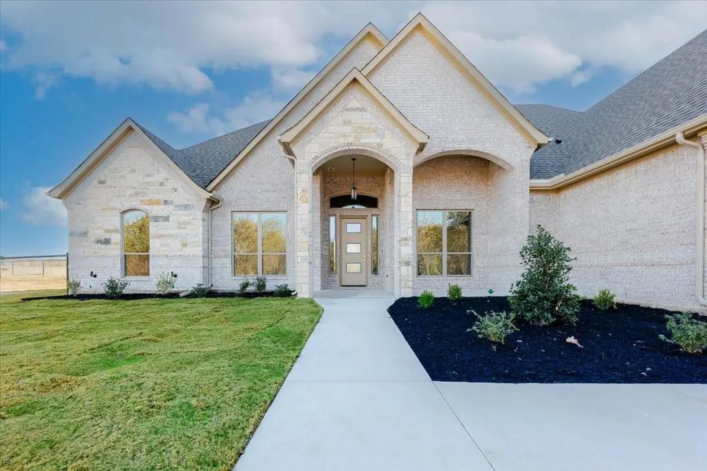 1115 Paradise Parkway, Poolville