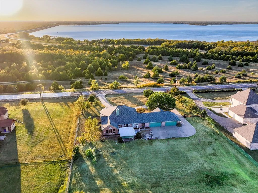 832 Lake Road, Lavon