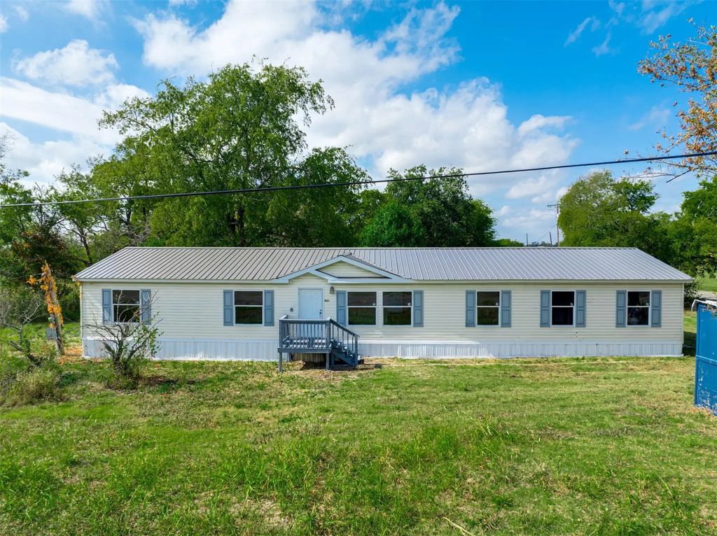910 Pacific Street E, Honey Grove