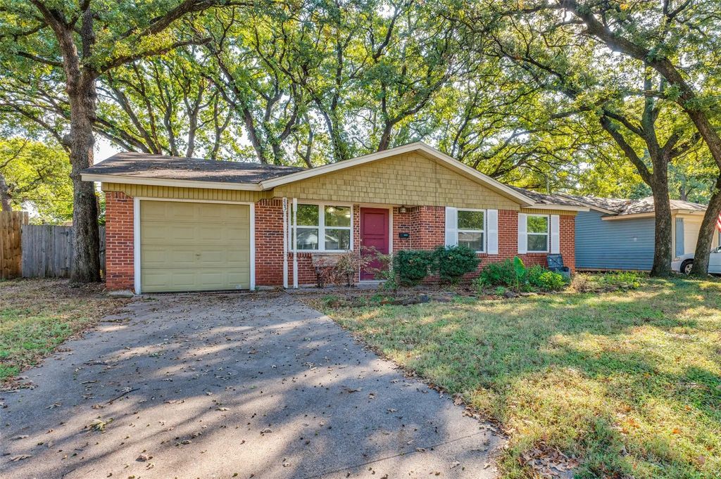 803 Clover Park Drive, Arlington