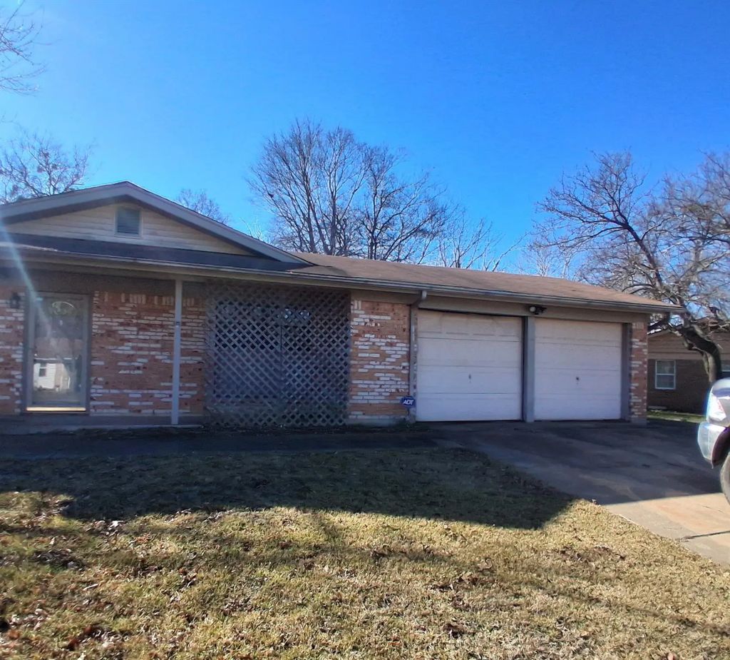 124 N Imperial Drive, Denison