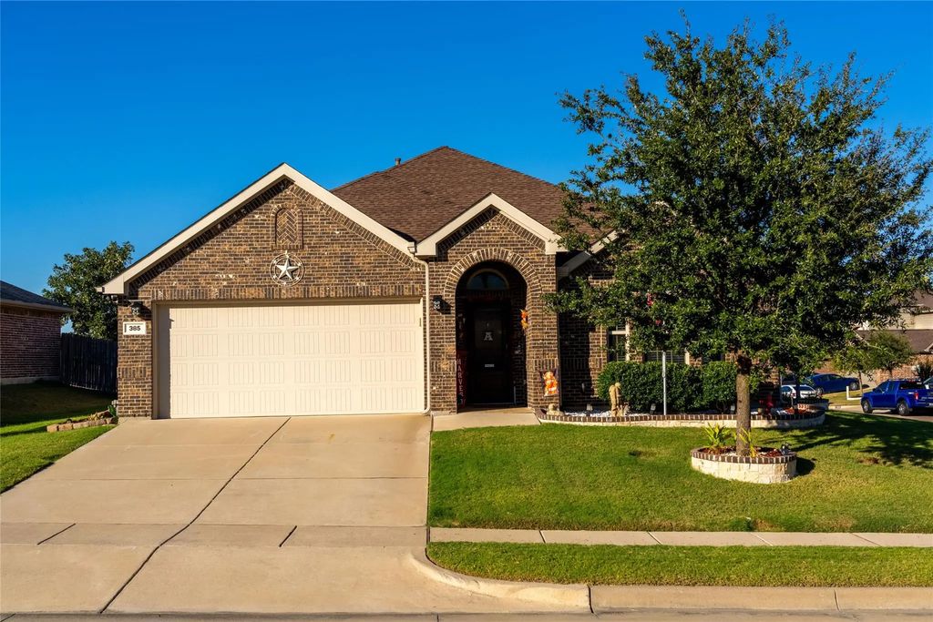 385 Coral Vine Lane, Burleson