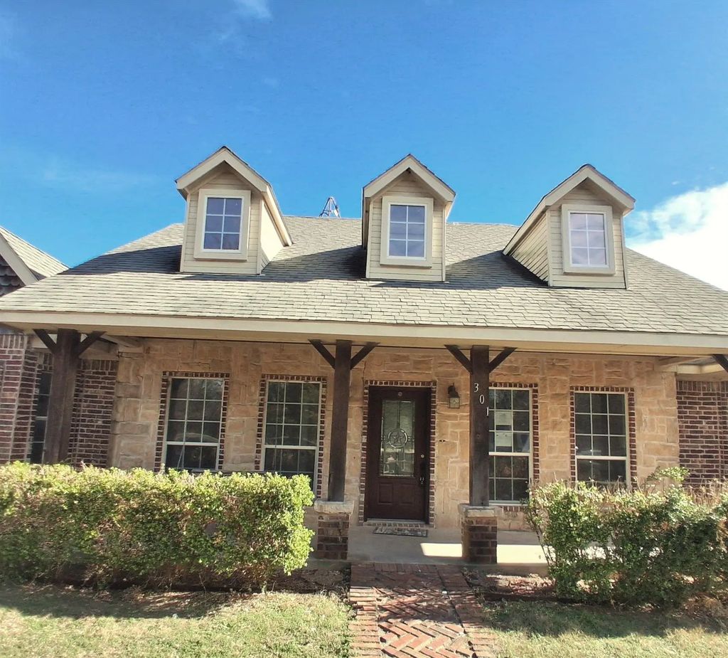 301 County Road 5066, Leonard