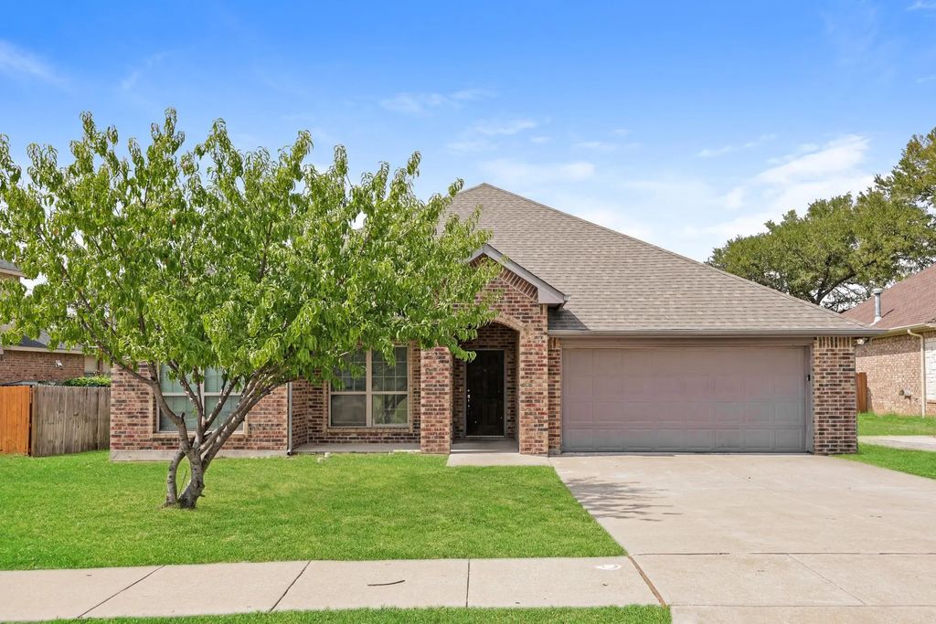 708 Woodcrest Drive, Ennis