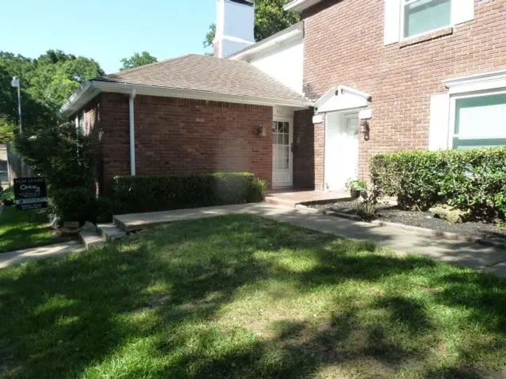 852 Chateau Valee Circle, Bedford