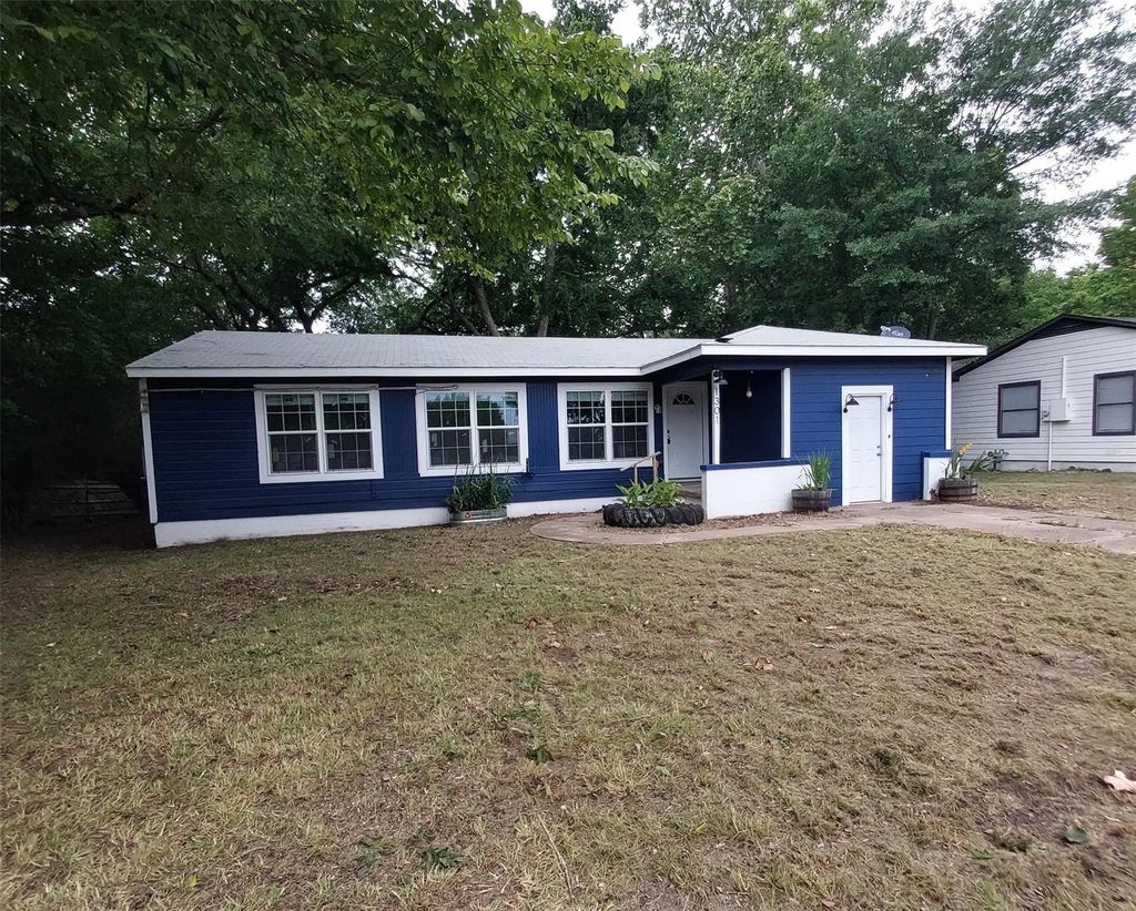 1301 Lynn Street, Bonham