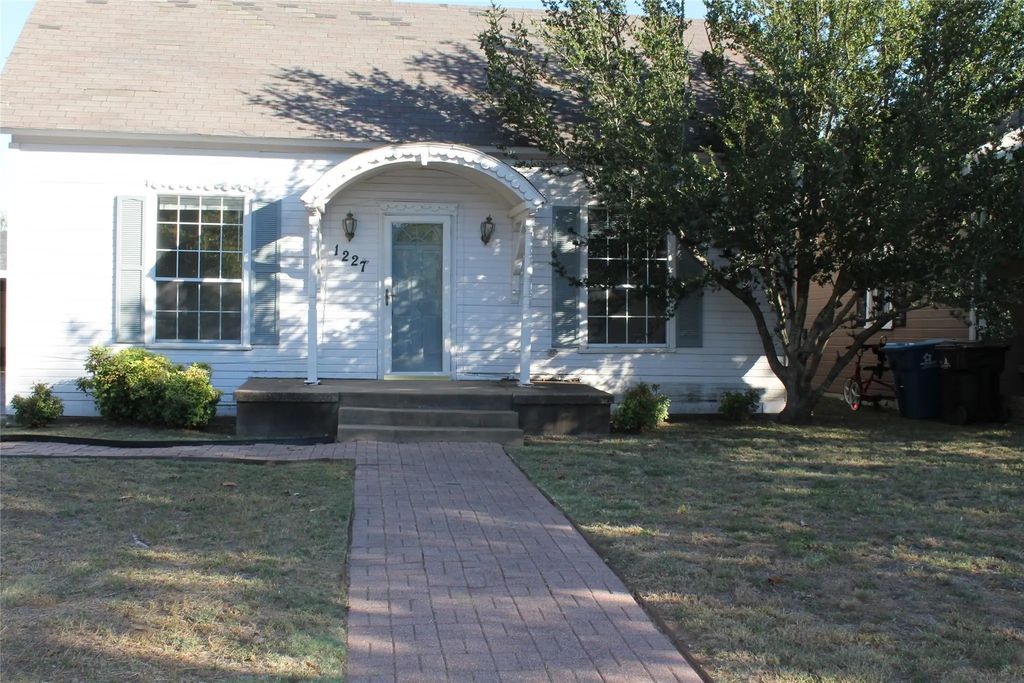 1227 W Walker Street, Denison