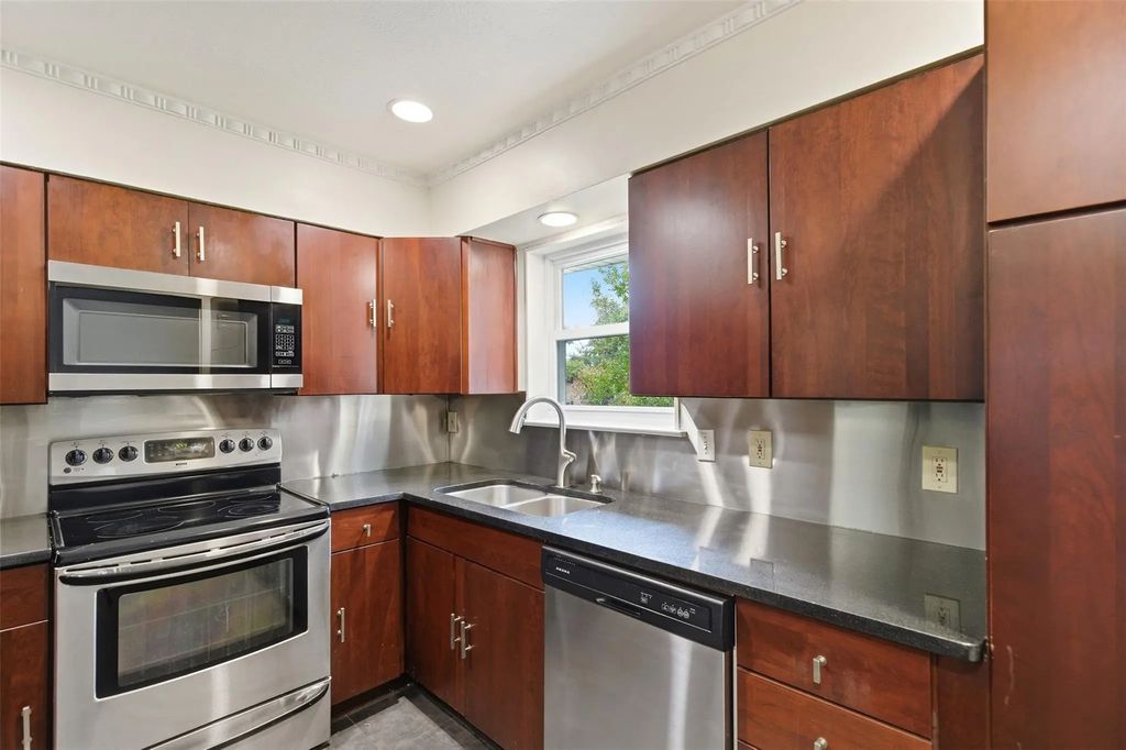 5818 E University Boulevard 239, Dallas