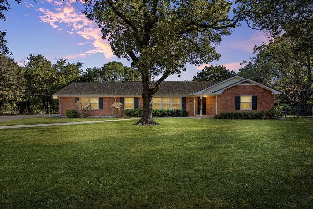 4825 Hillcrest Drive, Waco