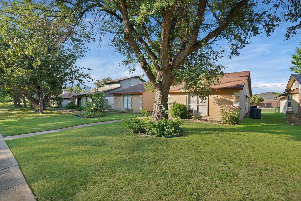 2913 Green Oaks Drive, Garland
