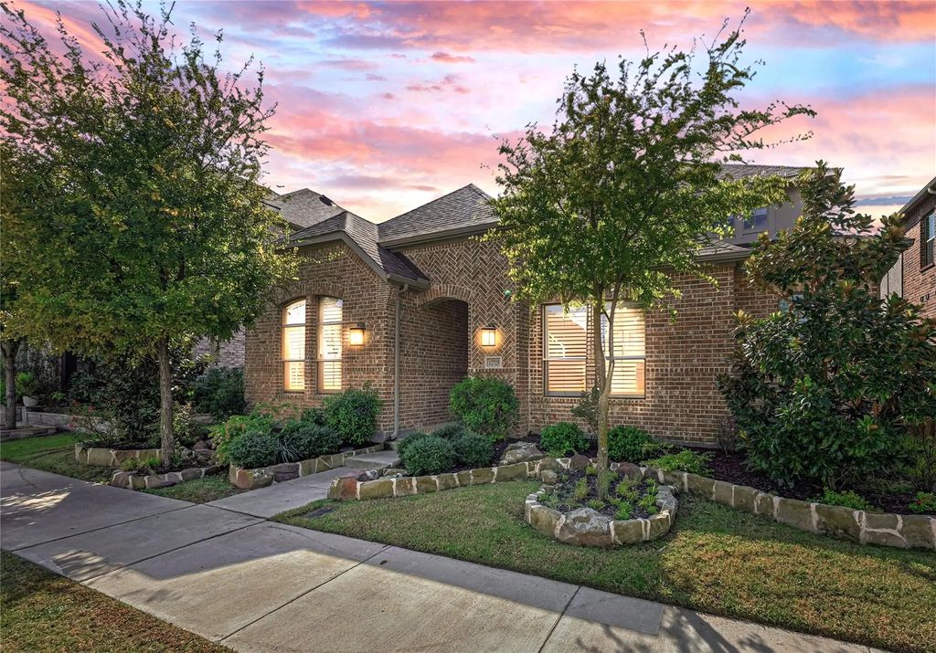 12725 Royal Oaks Lane, Farmers Branch