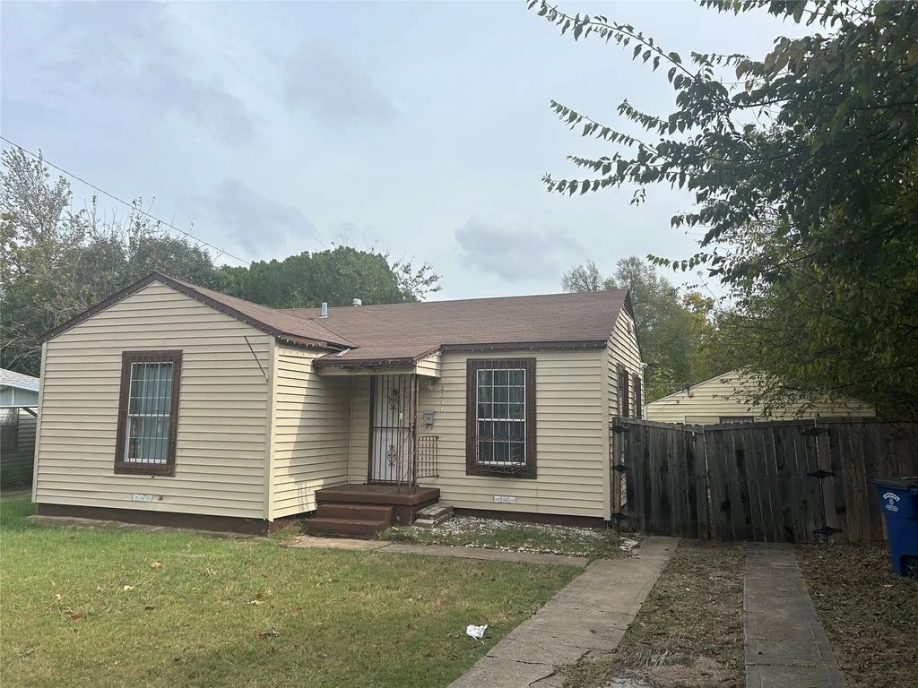 2348 Village Way, Dallas
