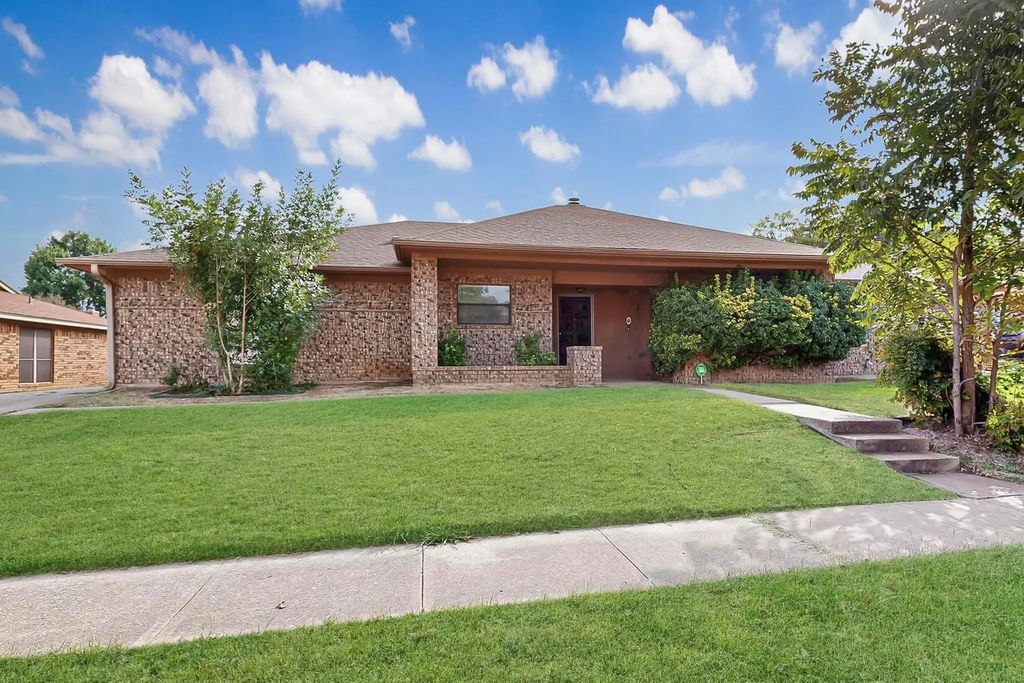 2420 Dalewood Lane, Bedford