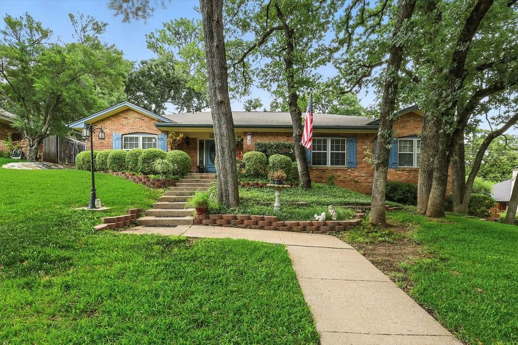 1204 Edgecliff Drive, Bedford