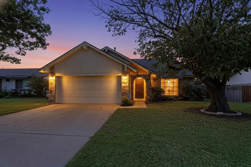2105 Via Estrada, Carrollton
