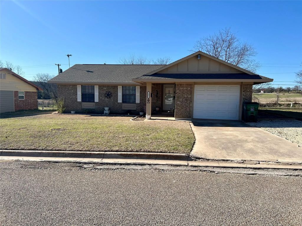 232 Hillcrest Drive, Nocona