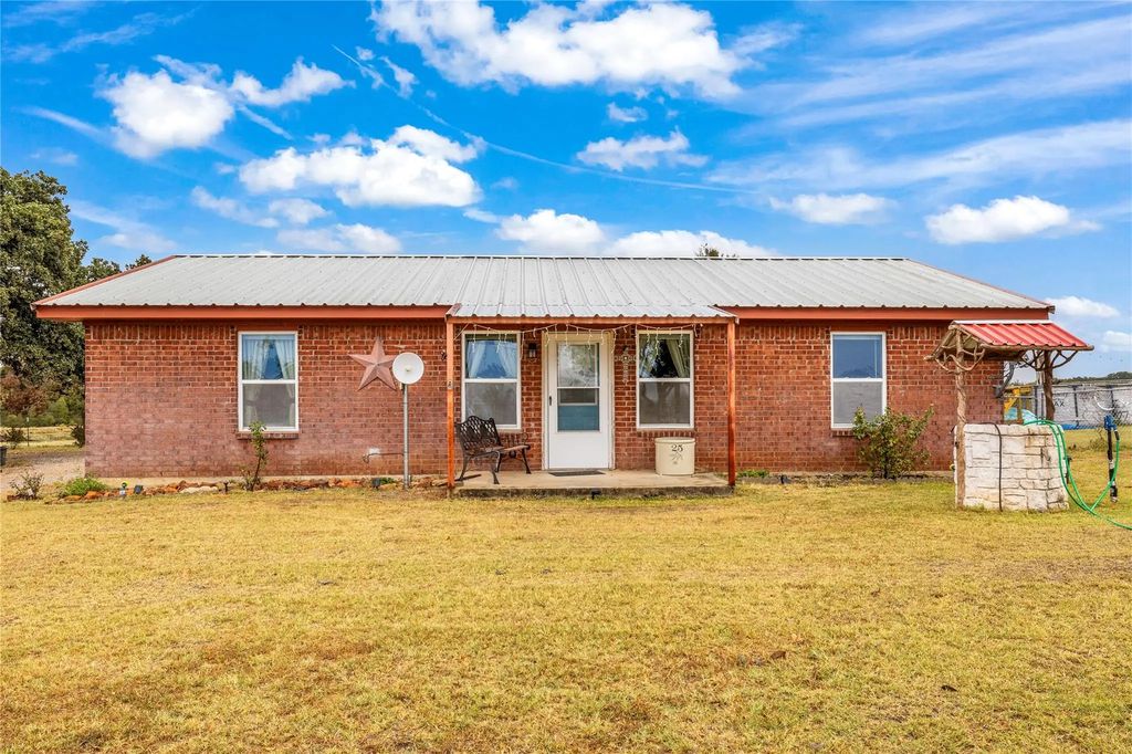 7001 Highway 6, De Leon