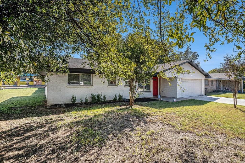 807 Poindexter Avenue, Cleburne
