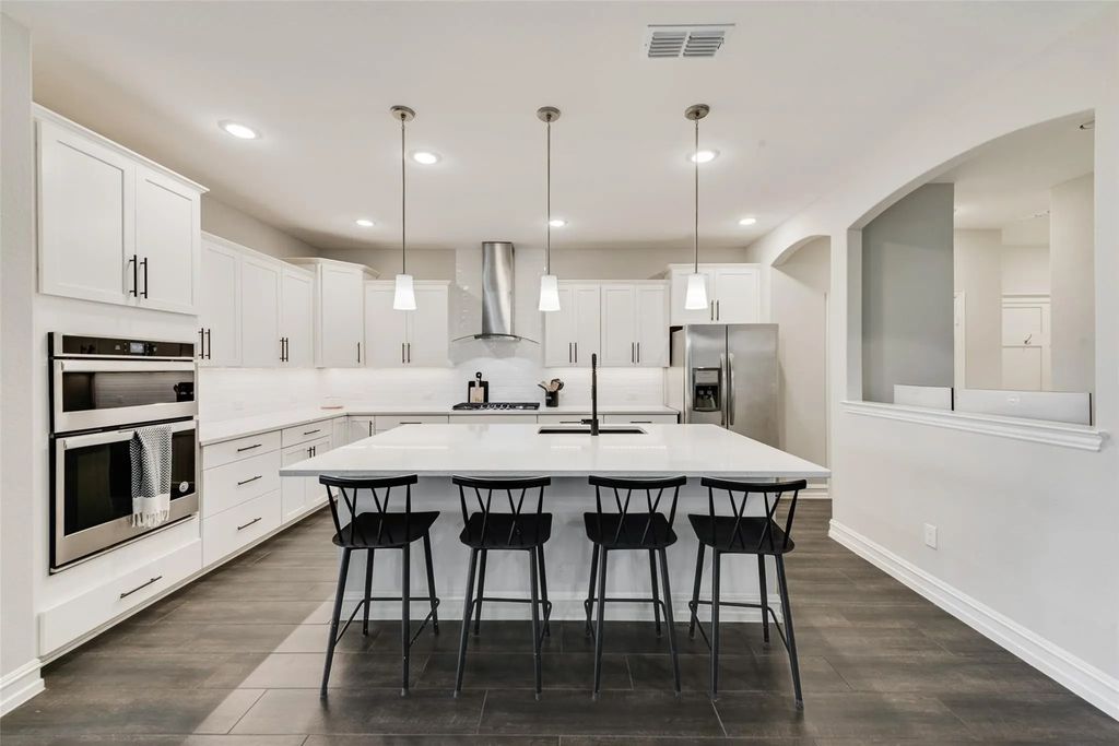 924 Crest Breeze Drive, Fort Worth
