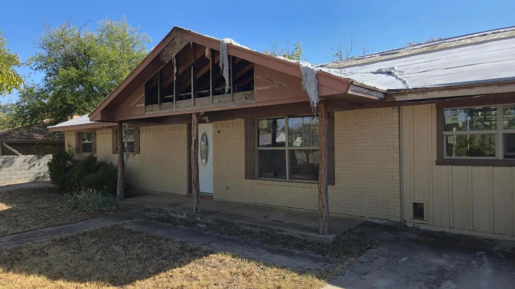 809 W Liveoak Street, Coleman