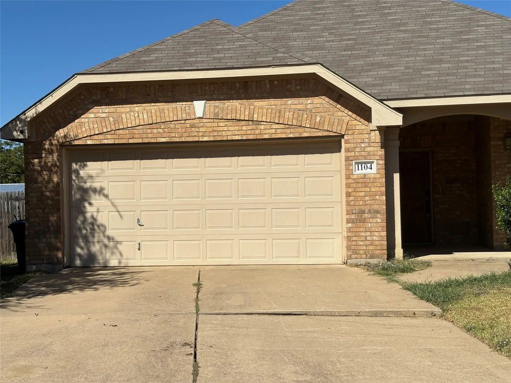 1104 Saddle Court, Mansfield