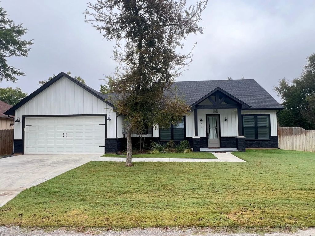 828 Corral Drive, Granbury