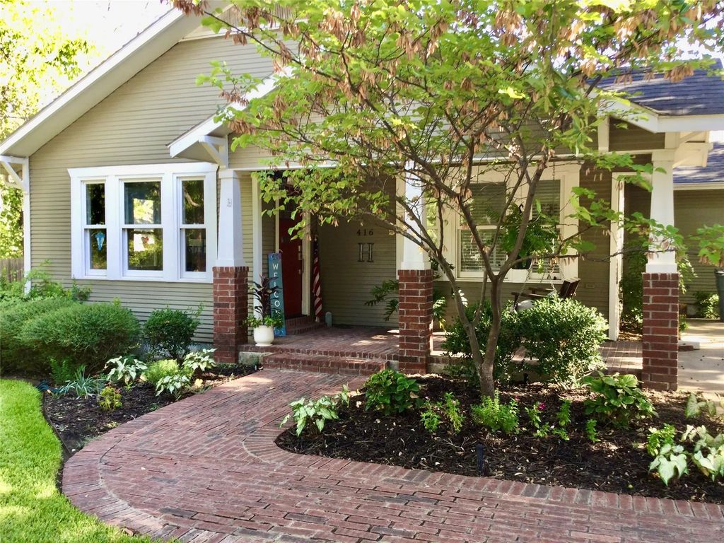 416 W College Street, Grapevine