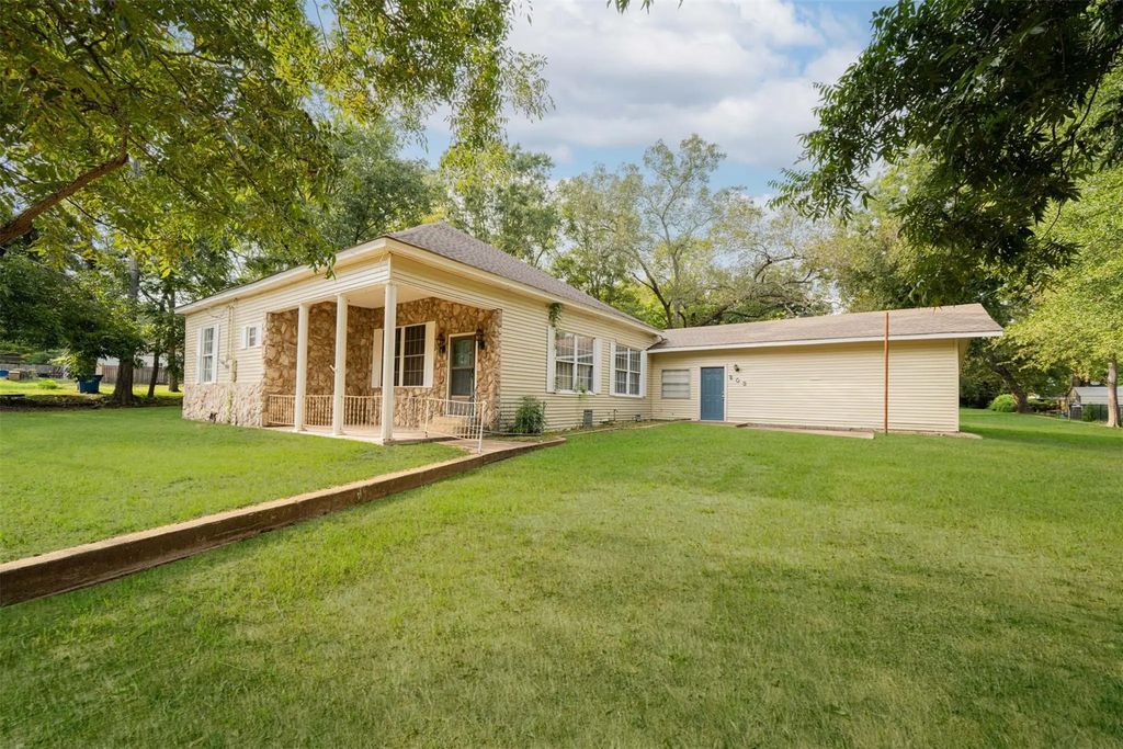 203 E Groves Street, Big Sandy