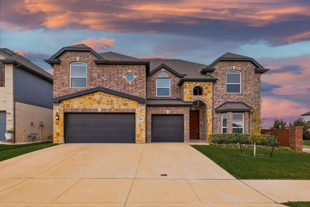 8700 Treehouse Court, Fort Worth