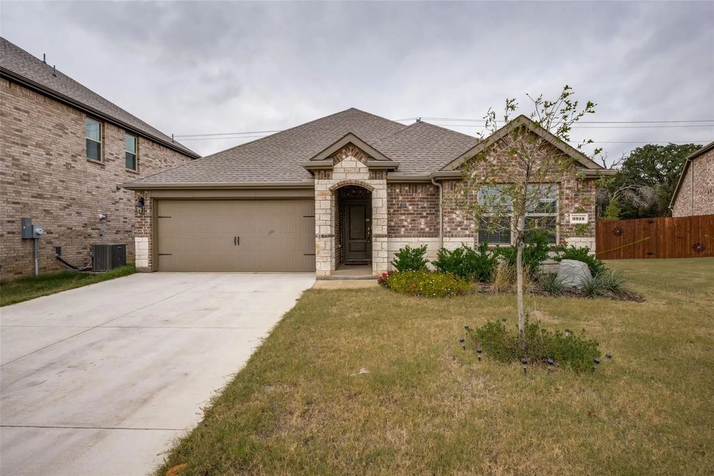 3915 Silver City Avenue, Aubrey