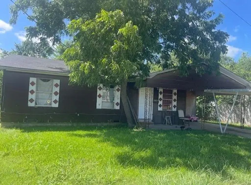 810 E Navarro Avenue, Mart