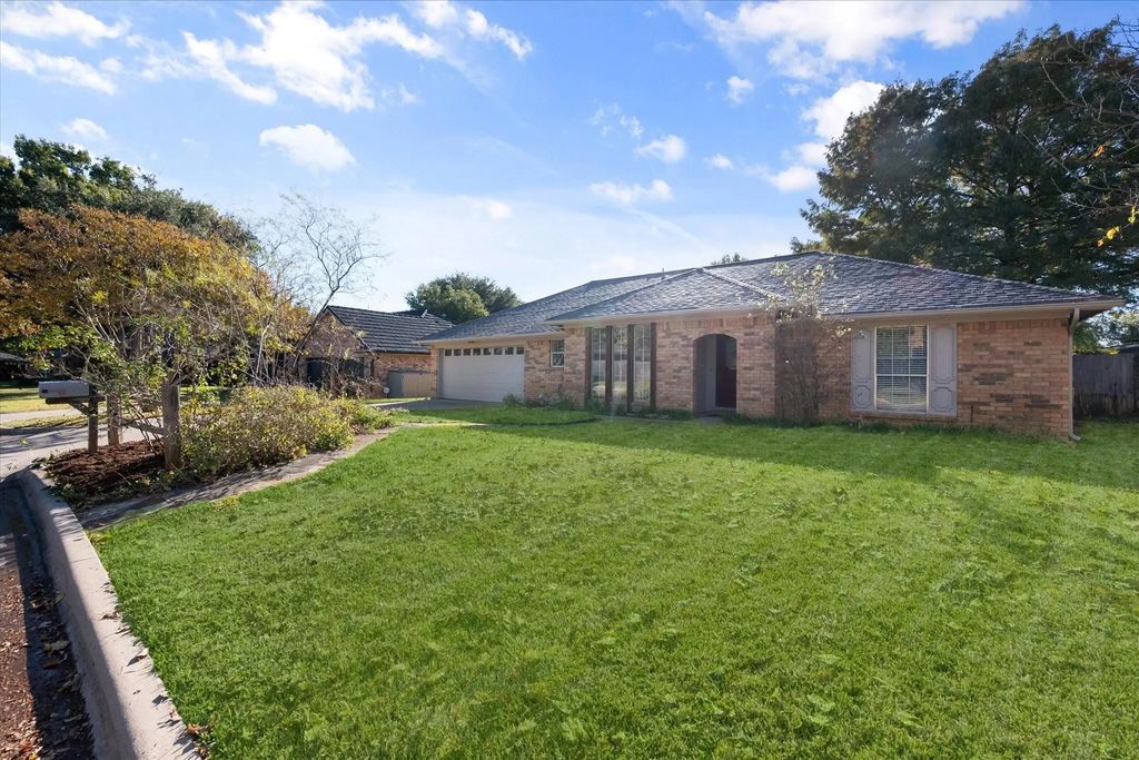 1106 Almond Drive, Mansfield