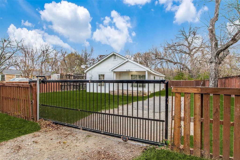2402 N Winnetka Avenue, Dallas