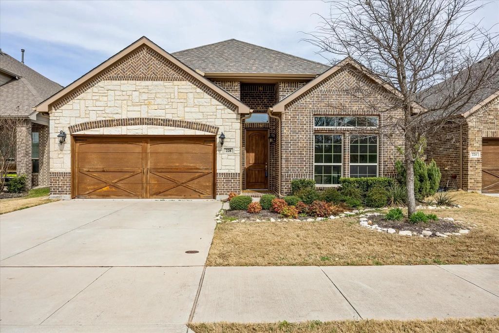 228 Mineral Point Drive, Aledo