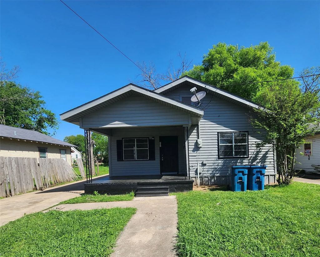 805 E Palestine Street, Mexia