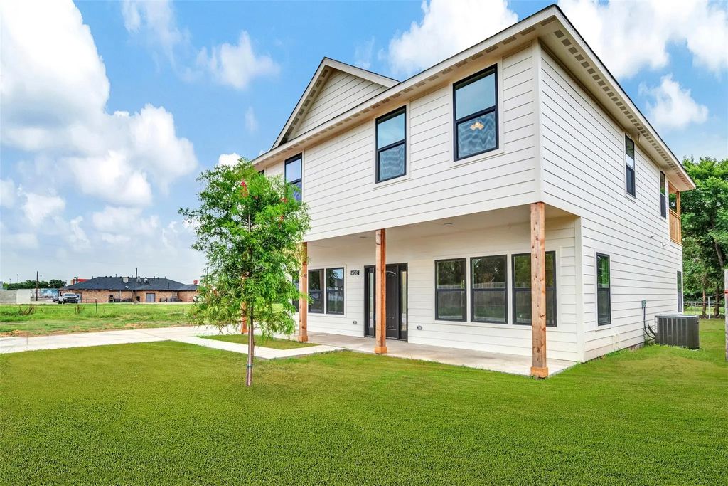 428 N Mcgraw Street, Forney