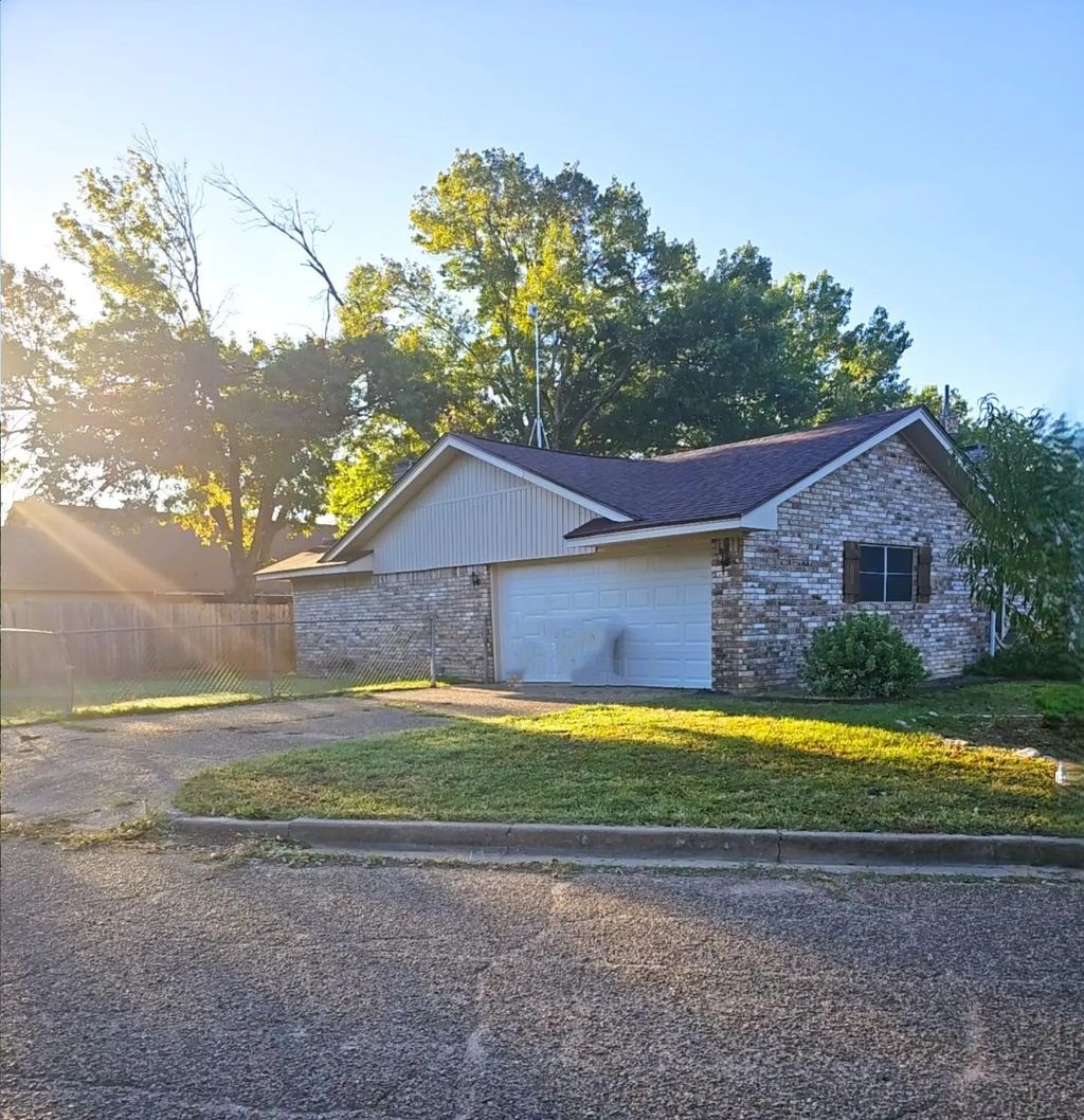 910 Saint Charles Court, Marlin