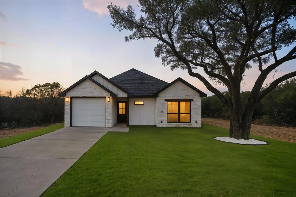 921 Thicket Trail, Granbury