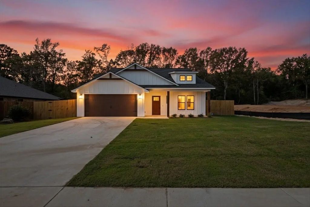 16426 Crossing Circle, Lindale