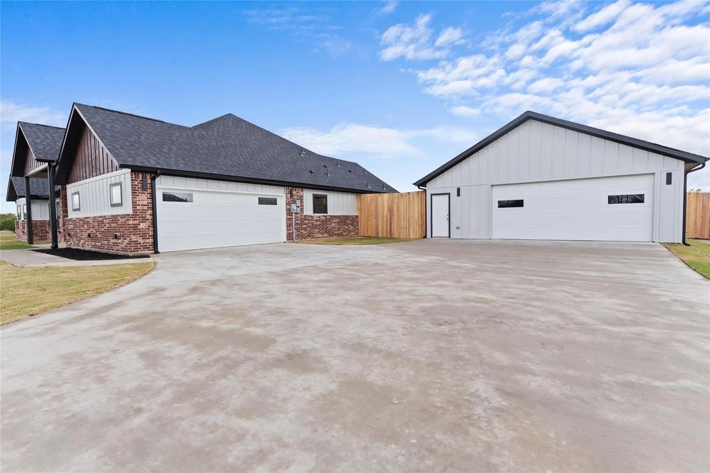 1137 County Road 4104, Greenville