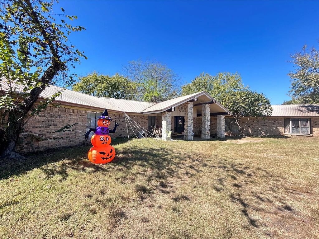 1816 County Road 2386, Pickton